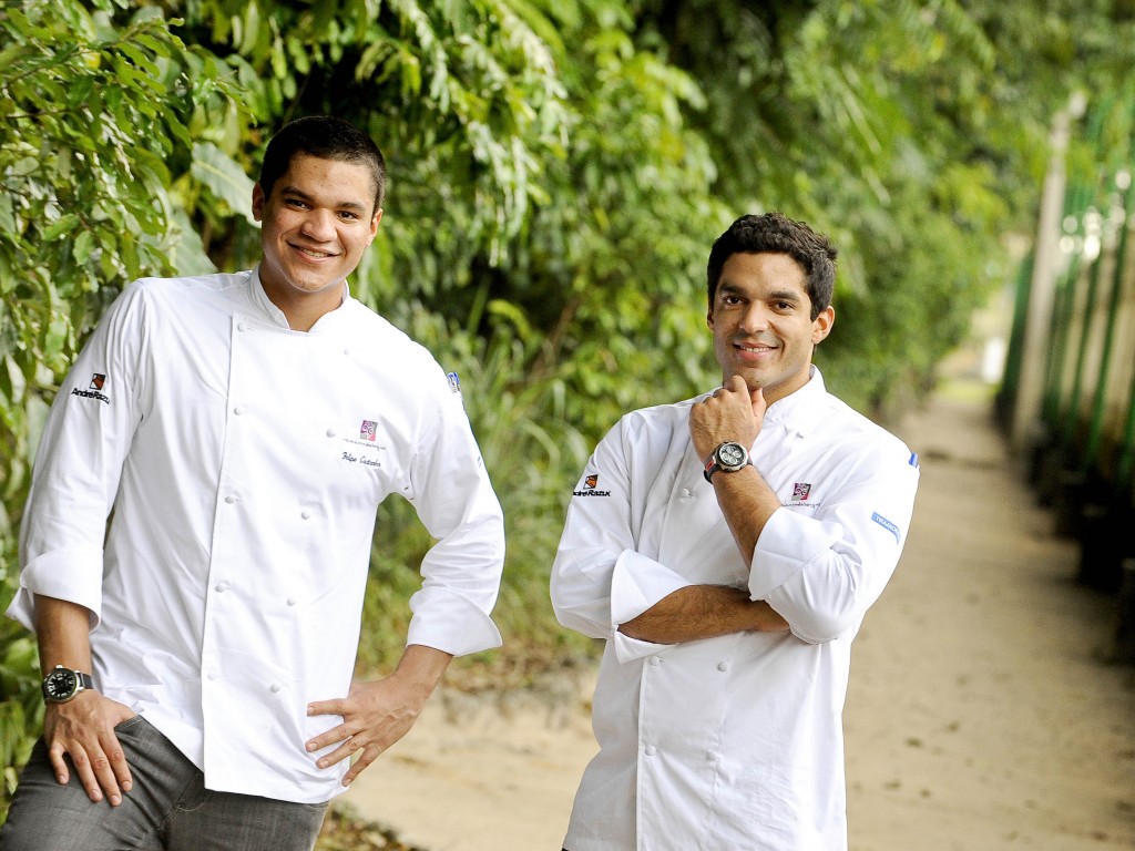 Os chefs Felipe (à esq) e Thiago Castanho buscam ingredientes diretamente dos produtores locais (foto: divulgação/Tadeu Brunelli)