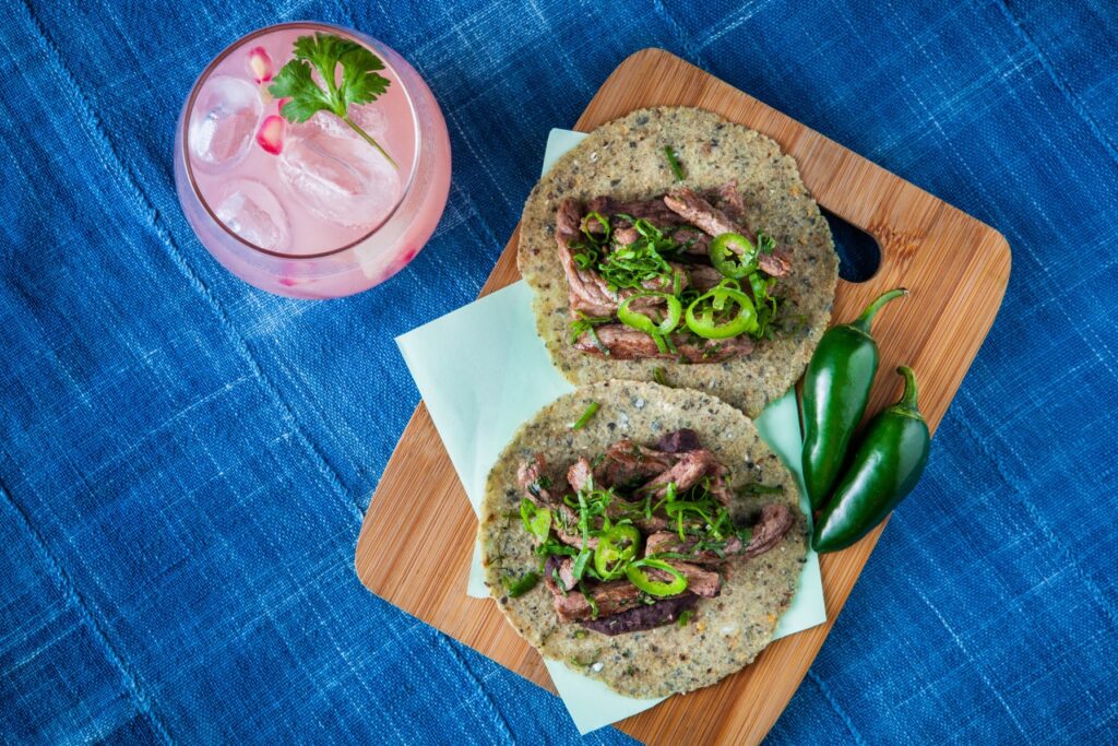Tacos de carne a la plancha e o drinque essência cilantro, do La Central (foto: divulgação)