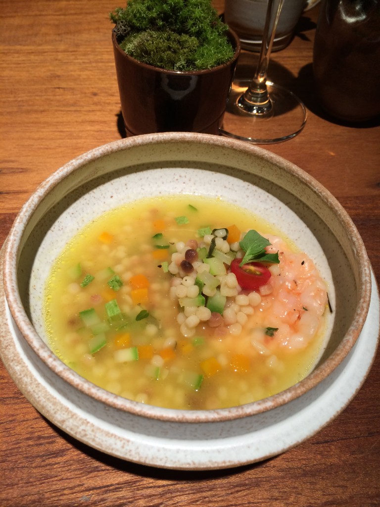Em seguida, chegou à mesa o carpaccio de camarão-rosa com sopa de fregula, açafrão e caldo de cordeiro (foto: Beatriz Marques) 