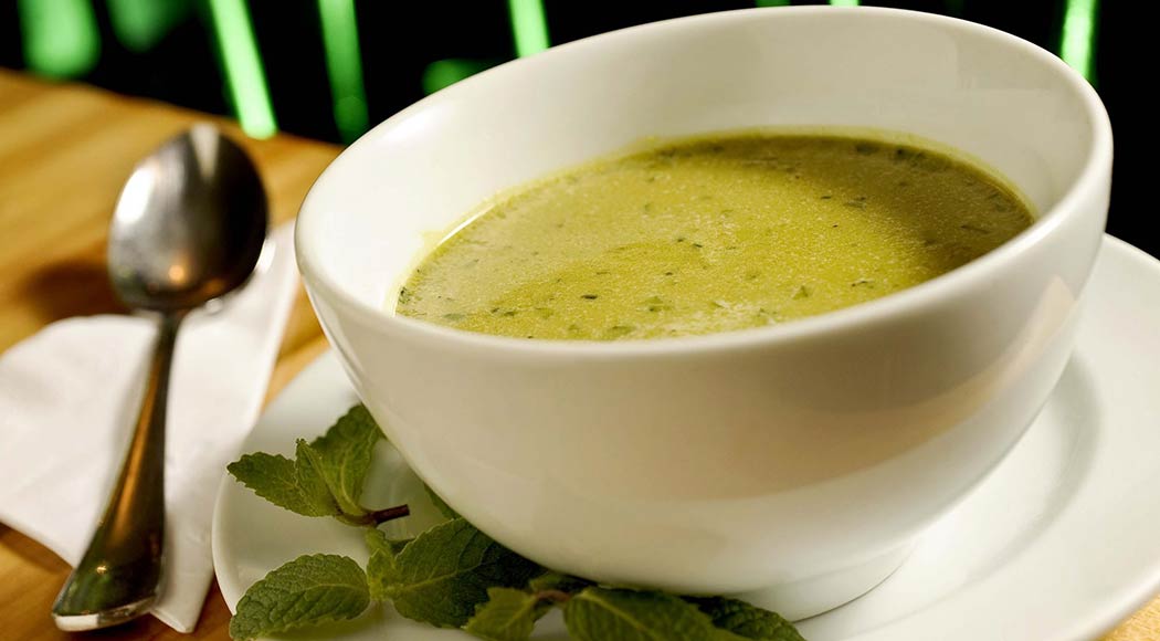 Receita muito fácil de sopa de ervilha com hortelã