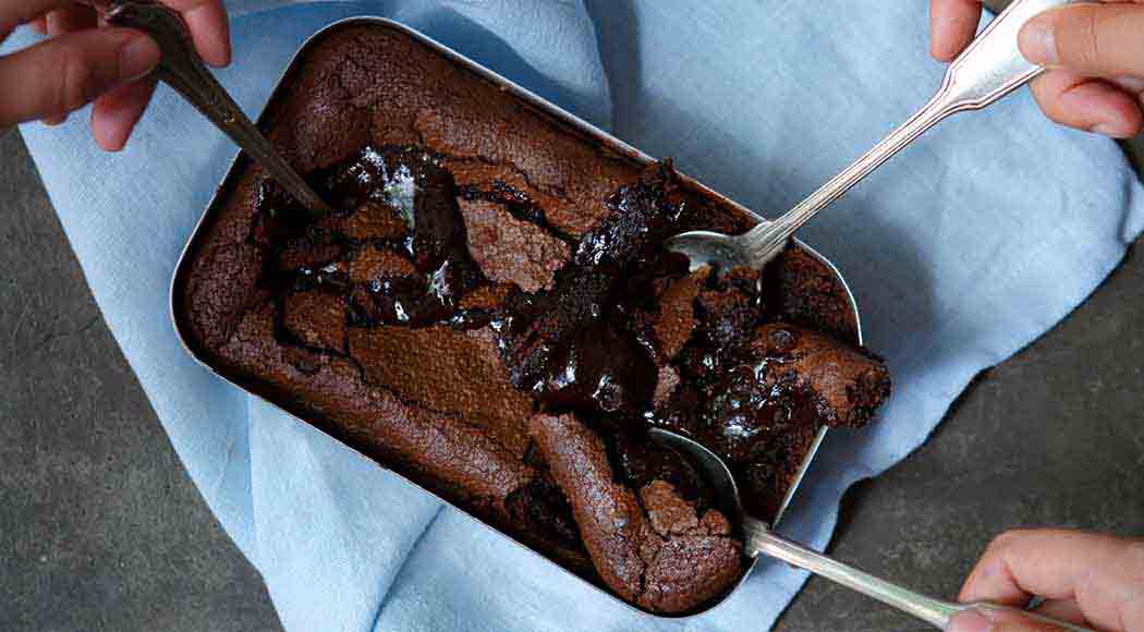 Faça em casa a receita da combinação de brownie e o petit gateau, o brownie gateau. Foto: Divulgação