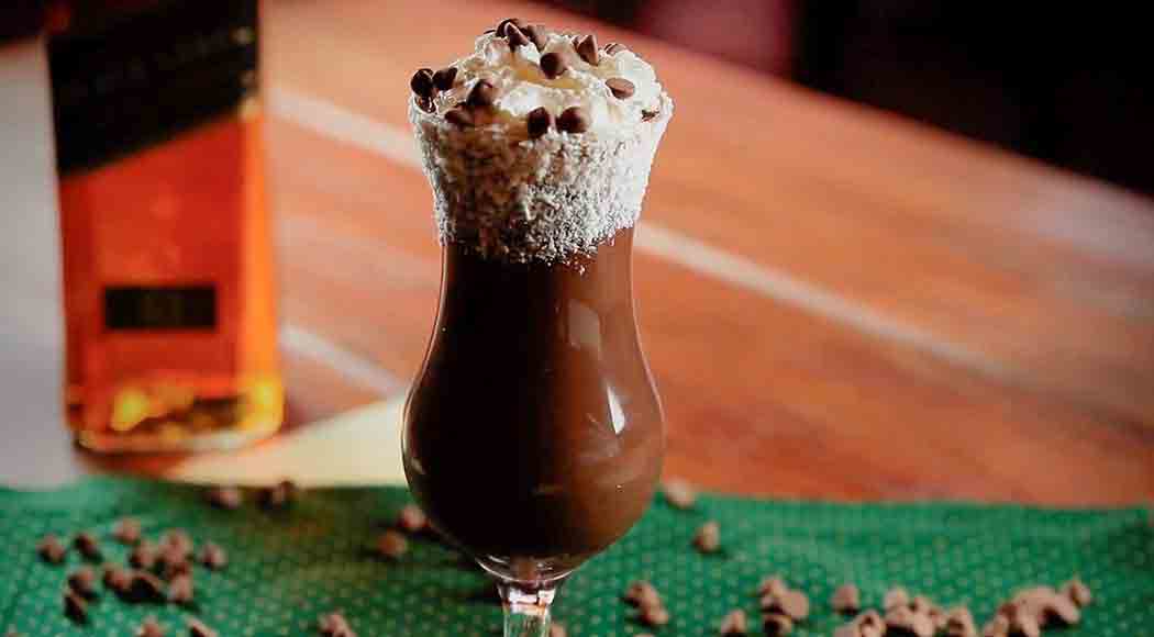Fácil: Faça chocolate quente com uísque e mande o frio embora. Foto: Bruno Marconato/Divulgação
