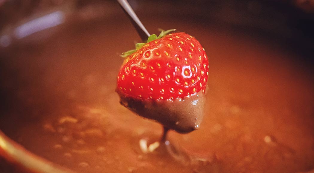 Veja como fazer em casa fondue de chocolate com frutas