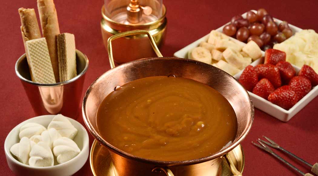 Faça a fondue de doce de leite do restaurante Chalezinho