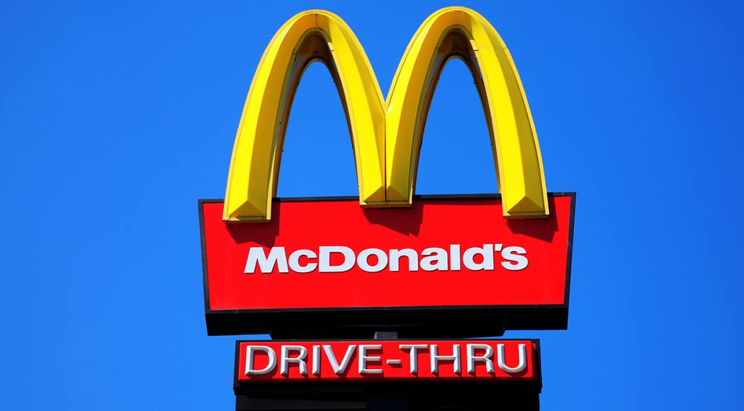 O conhecido letreiro da rede de fast-food McDonald's (Foto: iStock)