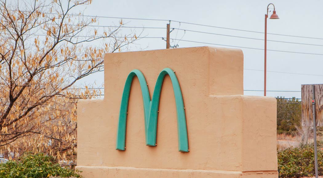 Conheça o único McDonald’s do mundo que tem os arcos pintados de azul