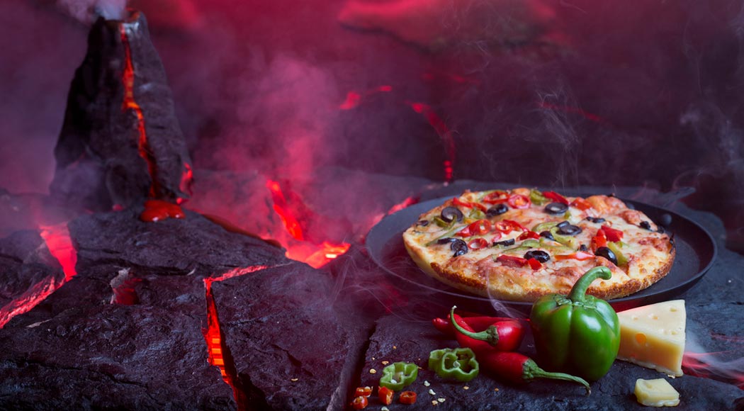 Homem assa pizzas em vulcão na Guatemala; assista