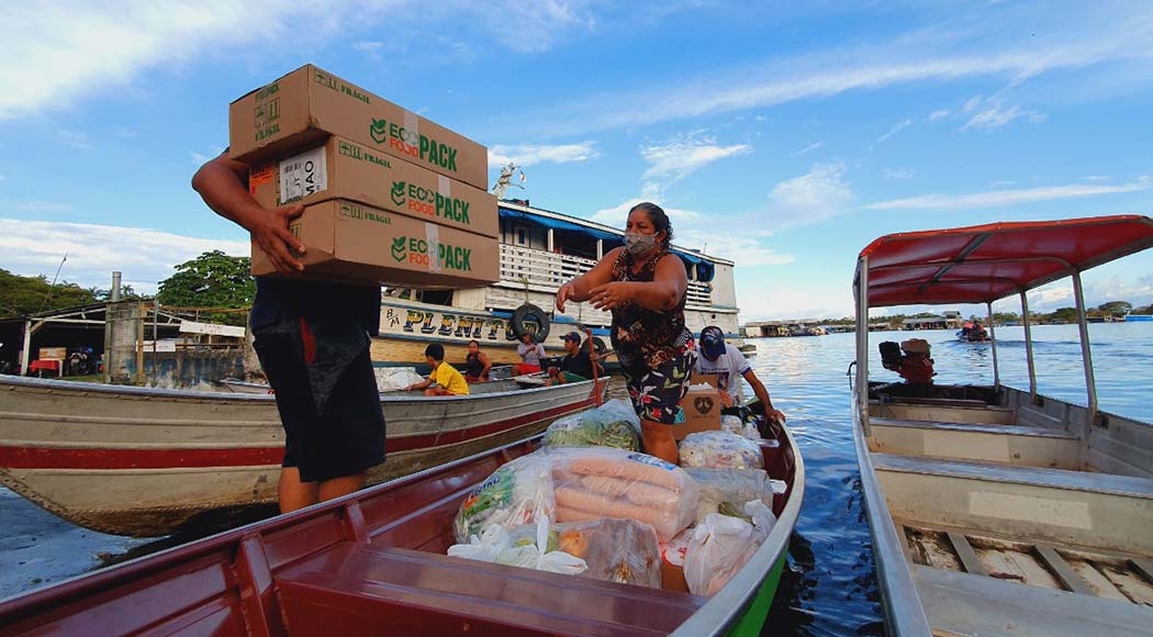 ONG usa canoas para doar 50 mil marmitas na Amazônia