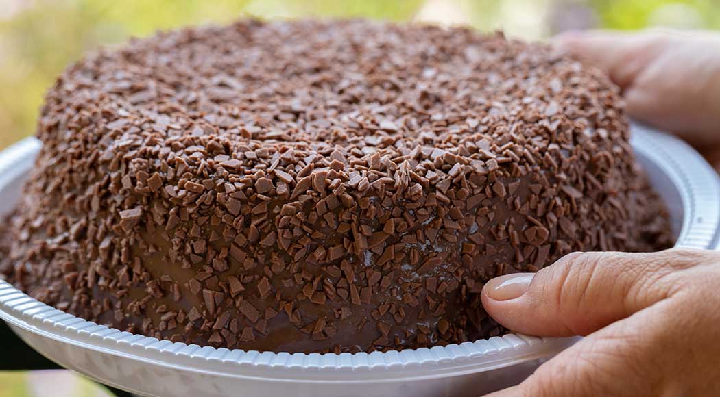 Receita fácil de bolo de chocolate fofinho feito no liquidificador