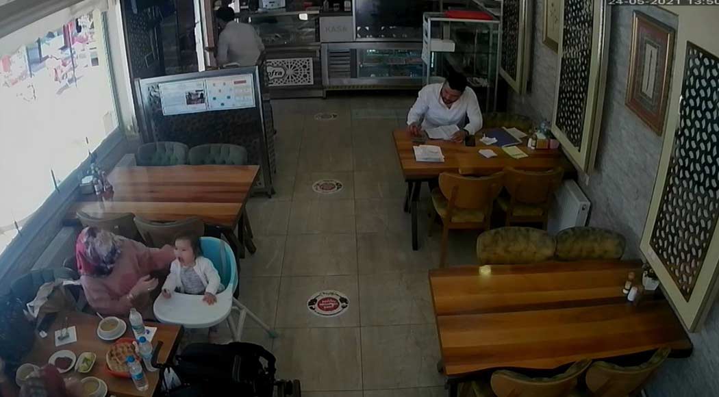Criança engasga com pão e é salva por dono de restaurante; assista