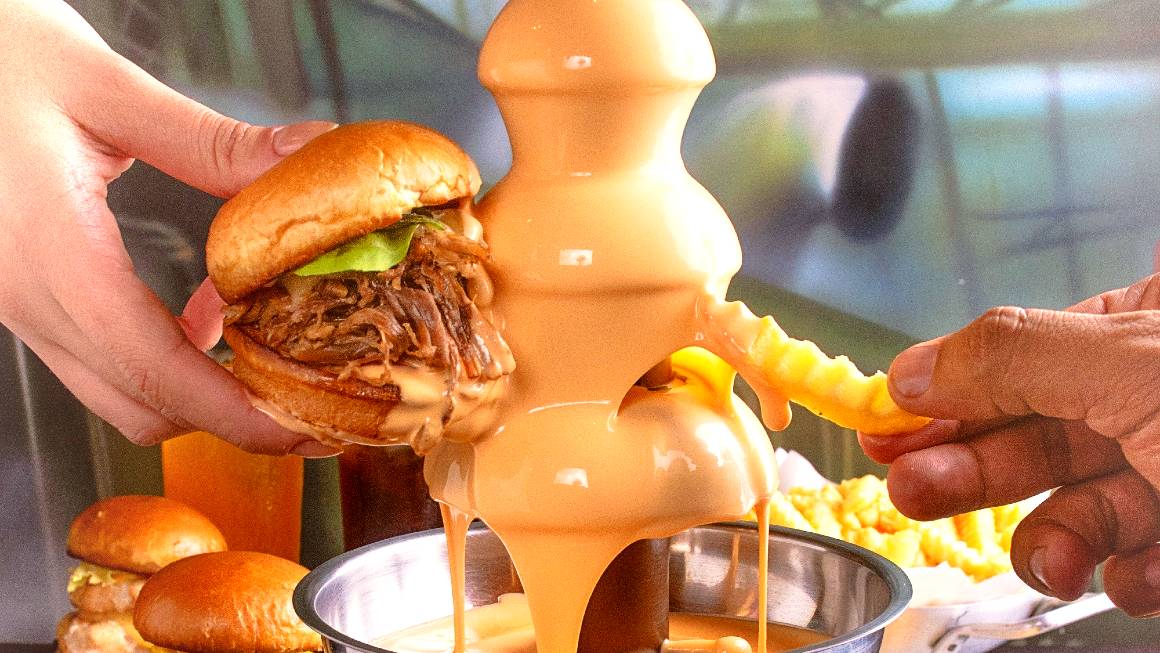 A divertida e deliciosa torre de cheddar com sanduíches da Cantagalo Burger