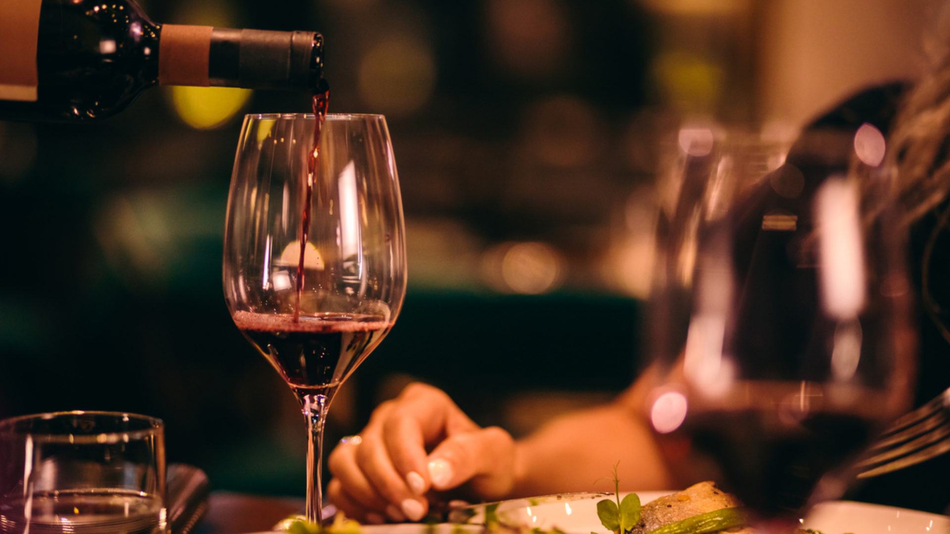 Estudo conclui que vinho é a única bebida alcoólica que traz benefícios à saúde (Foto: iStock)