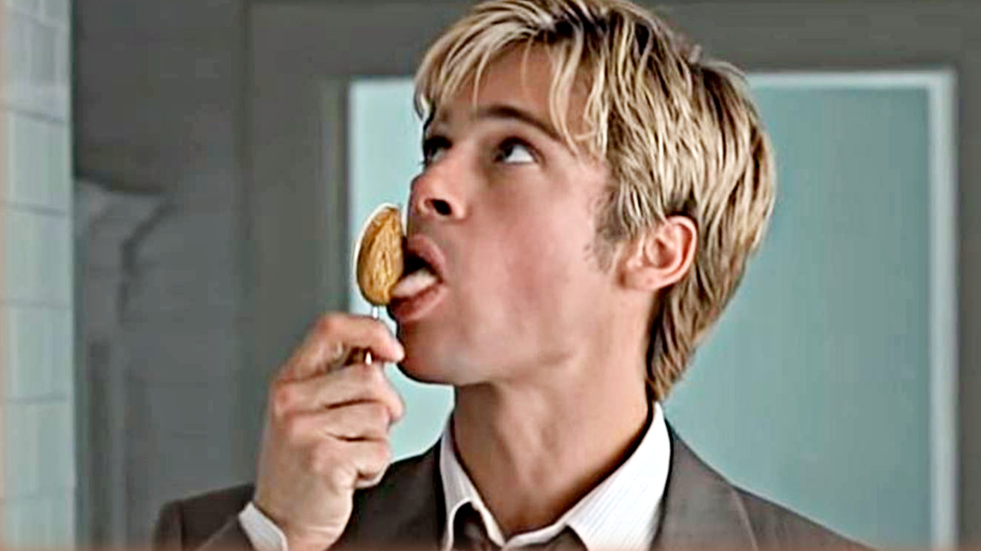 Brad Pitt gosta de comer em filmes (Foto: Reprodução)