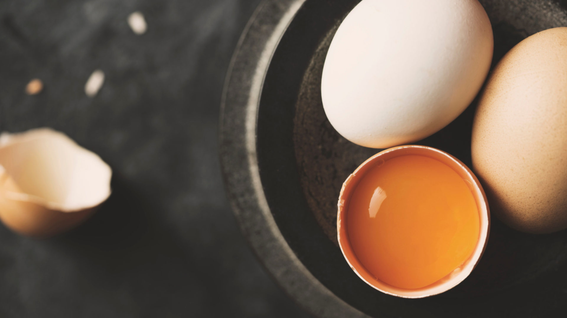 Aprenda o jeito certo de quebrar os ovos (Foto: Divulgação)