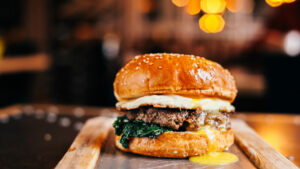 Cheeseburger com pimenta verde (Foto: iStock)