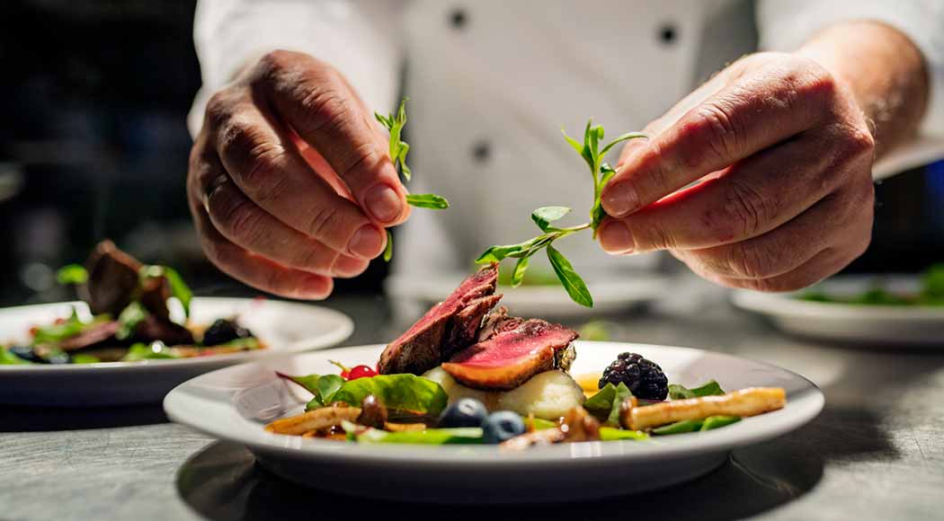 Sem mão de obra, restaurante oferece salário de R$ 677 mil por ano para chef (Foto: iStock)