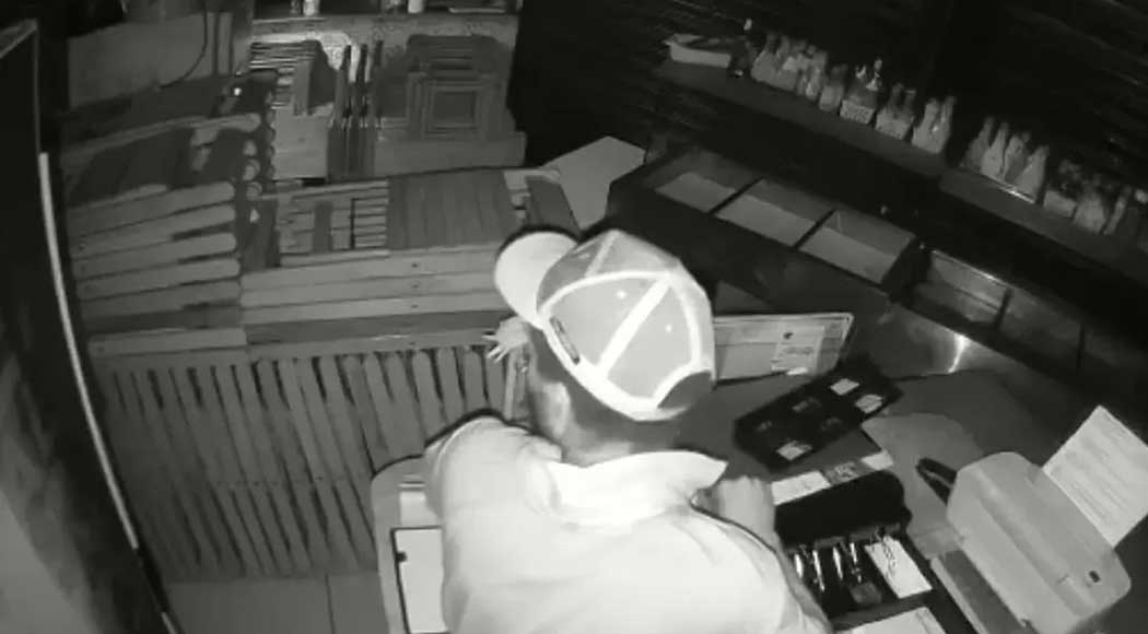 Ladrão toma uísque enquanto rouba bebidas de restaurante (Foto: Reprodução/YouTube)