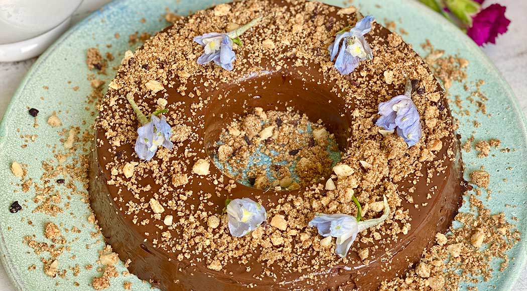 Pudim de chocolate com farofa de castanhas (Foto: Divulgação)