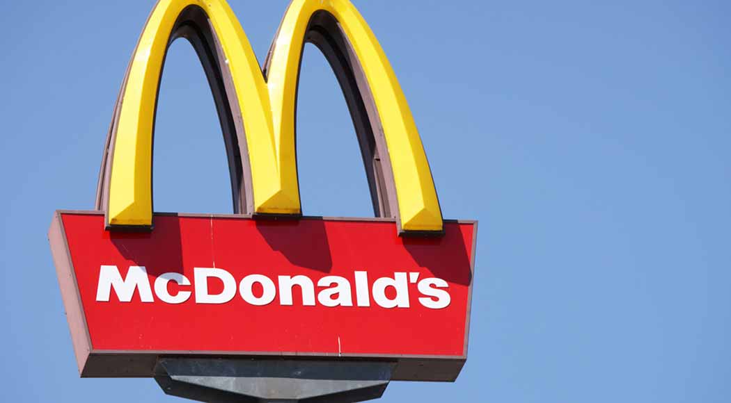 Mulher leva vítima ao McDonald's para ter "última refeição" e depois o executa (Foto: iStock)