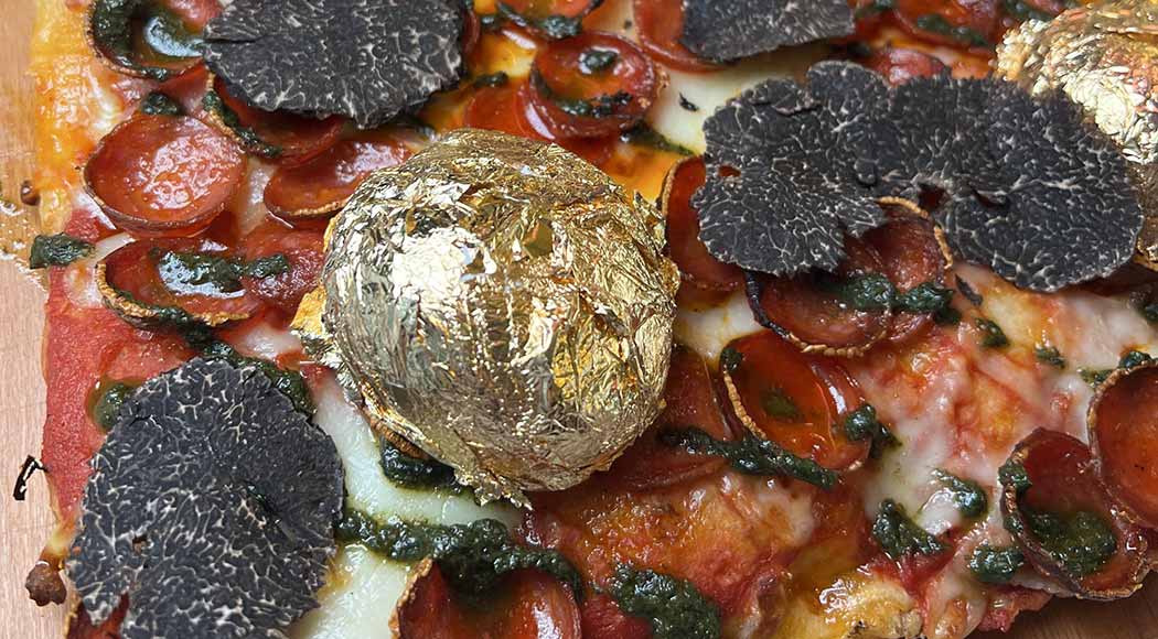 Pizza coberta por ouro é vendida a R$ 80 por fatia em Nova York (Foto: Unregular Pizza)