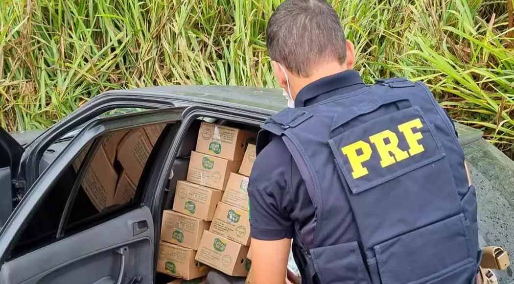 Dupla é presa fugindo com 81 caixas de queijo roubadas em Minas Gerais (Foto: PRF)