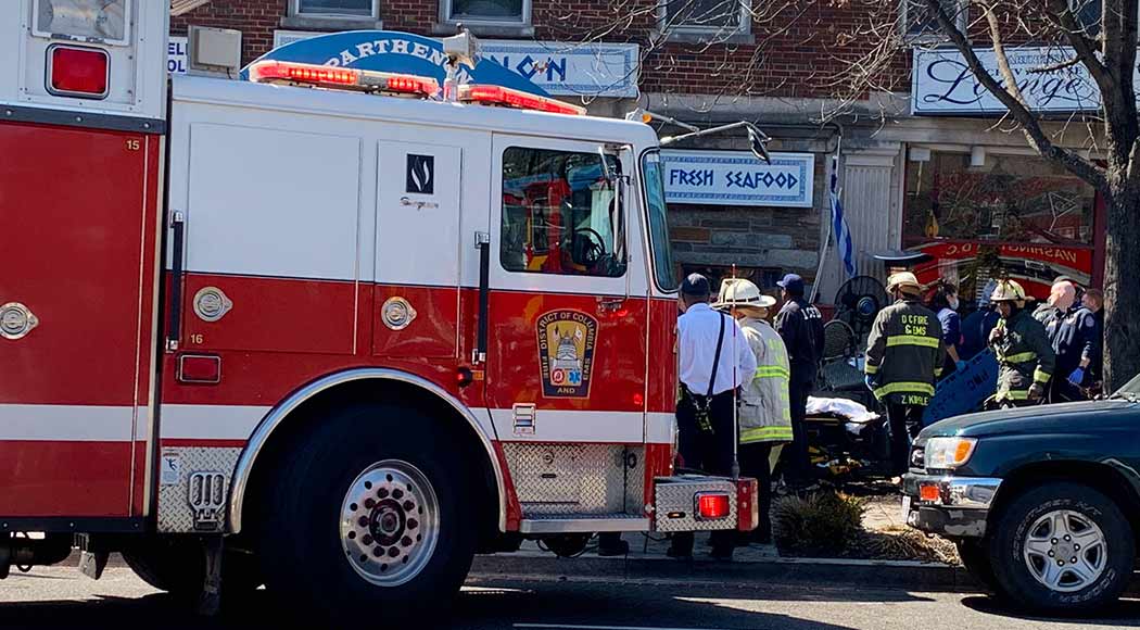 Idoso perde controle de SUV, bate em restaurante e atropela 8 pessoas nos EUA (Crédito: DC Fire and EMS)