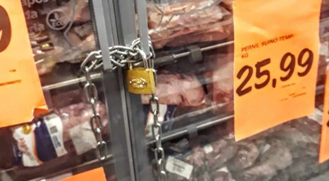 Contra furtos, supermercado tranca geladeira com corrente e cadeado (Foto: Reprodução/Twitter)