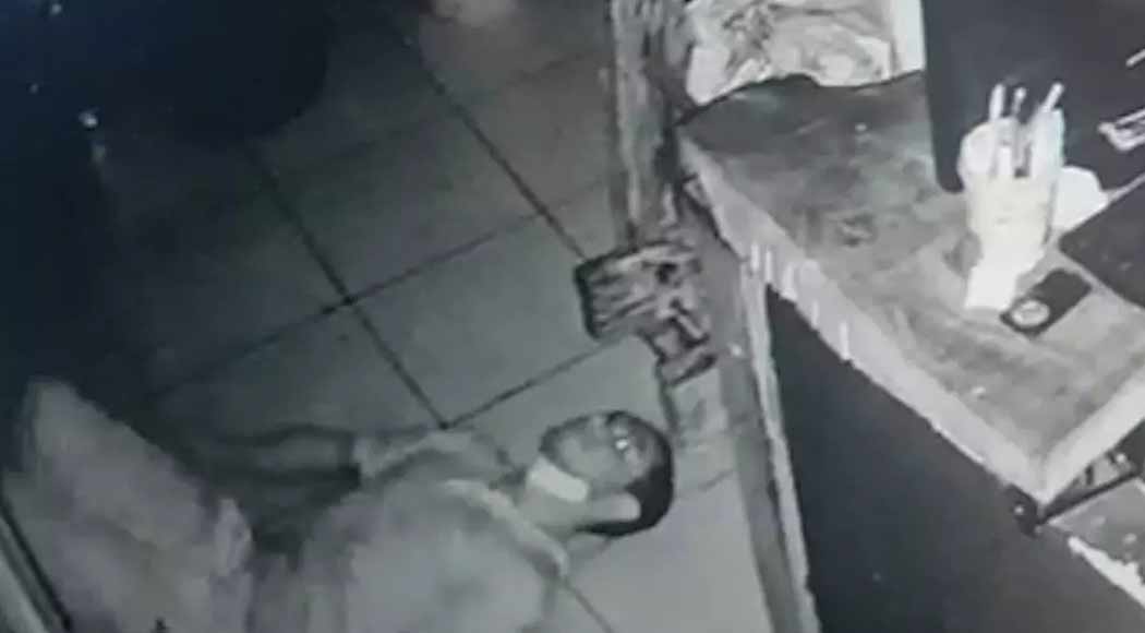Homem rasteja para assaltar restaurante em Londrina (PA); assista (Foto: Reprodução/YouTube)