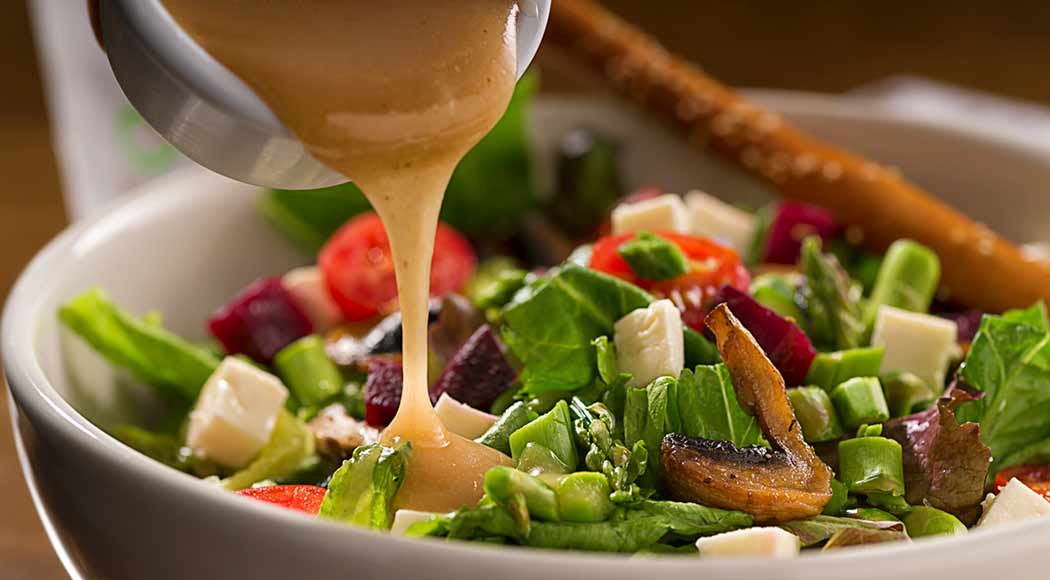Aprenda a escolher o molho certo para deixar suas saladas mais saborosas (Foto: iStock)