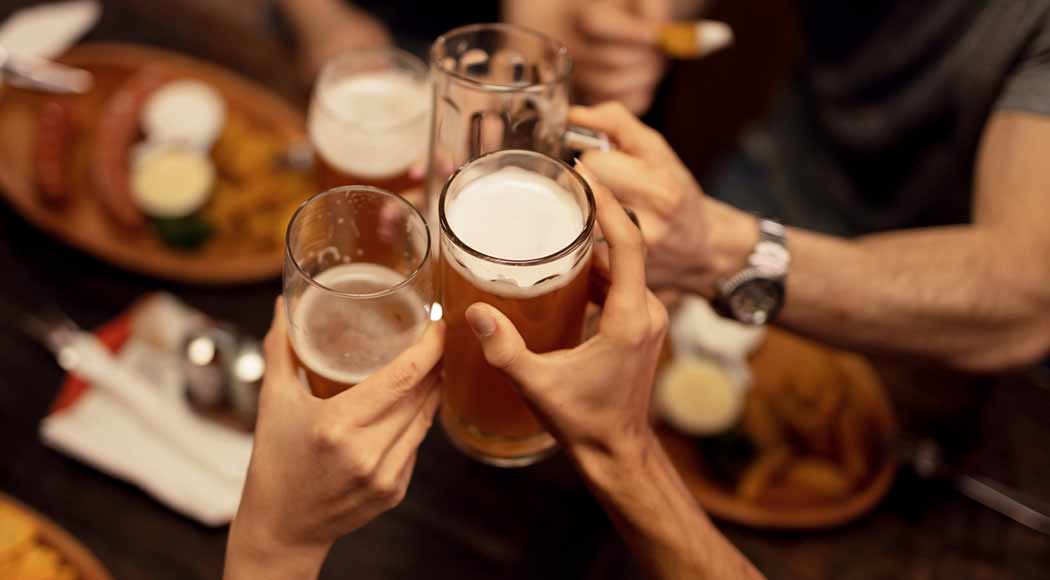 Sextou! Conheça truques que os bares fazem para você beber mais (Foto: iStock)