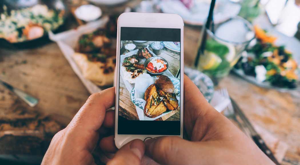 Restaurante dá desconto de 20% na conta para quem deixar celular na 'cadeia' (Foto: iStock)