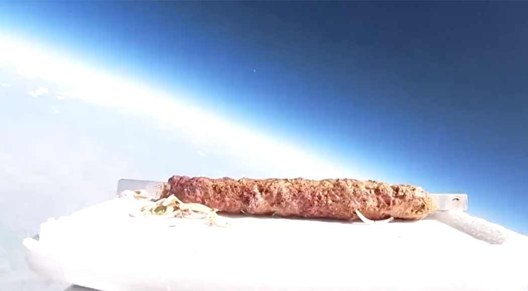 Chef turco tenta mandar o primeiro kebab para o espaço; veja o que acontece (Foto: Reprodução)