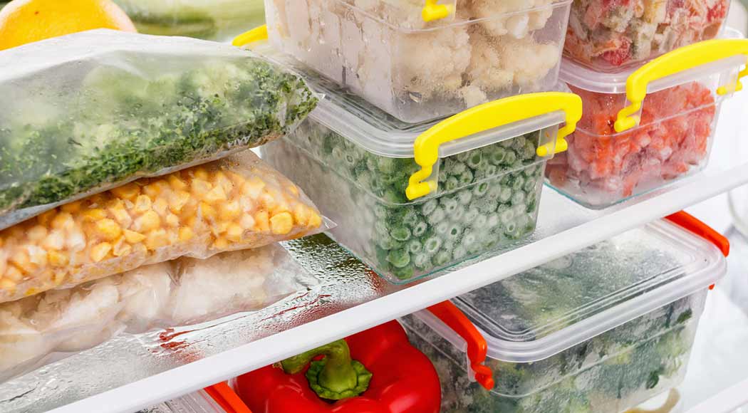 Confira a maneira correta de guardar comida recém-cozida na geladeira. (Foto: iStock)