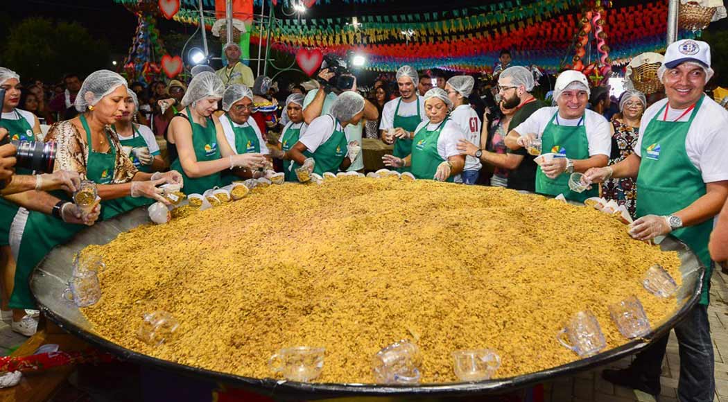Maior paçoca salgada do mundo leva 400 kg de farinha e 700 kg de carne seca (Foto: Prefeitura Municipal de Boa Vista)