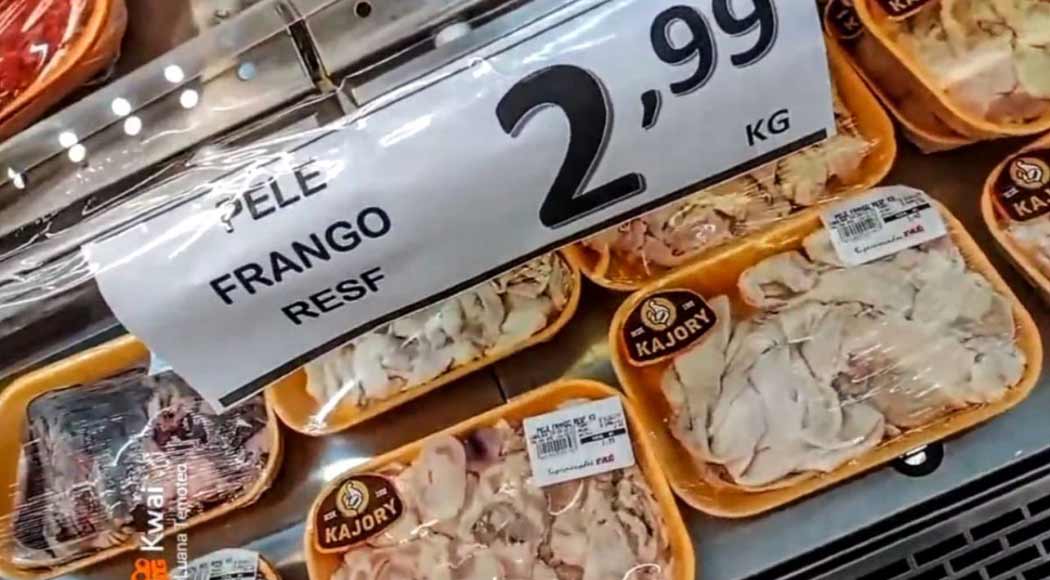 Supermercado é criticado por vender pele de frango R$ 2,99 o kg (Foto: Reprodução)
