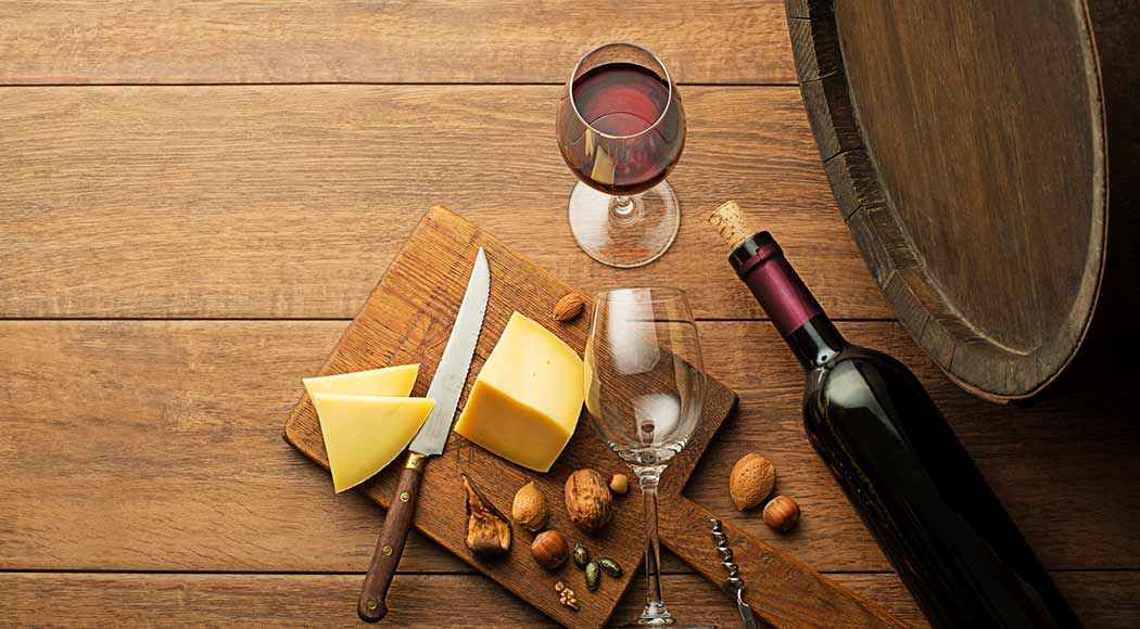 Confira dicas para acertar na hora de harmonizar queijos e vinhos (Foto: iStock)
