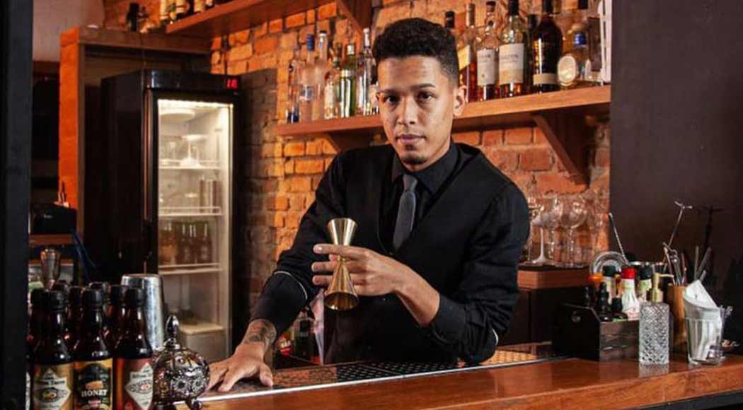 Vinícius Demian, de 24 anos, é eleito melhor bartender do Brasil de 2022