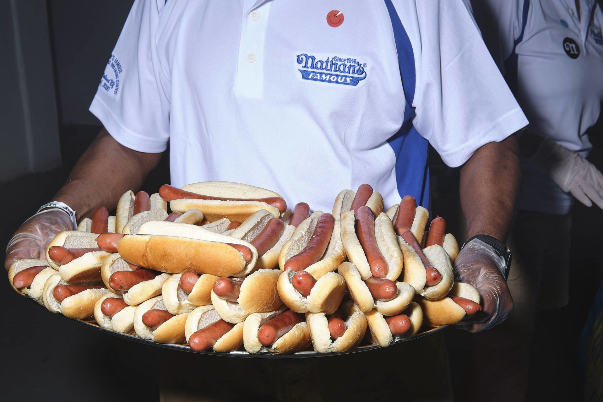Tradicional campeonato Nathan's de comer cachorro-quente acontece na próxima segunda-feira nos Estados Unidos. (Foto: John Taggart/New York Times)