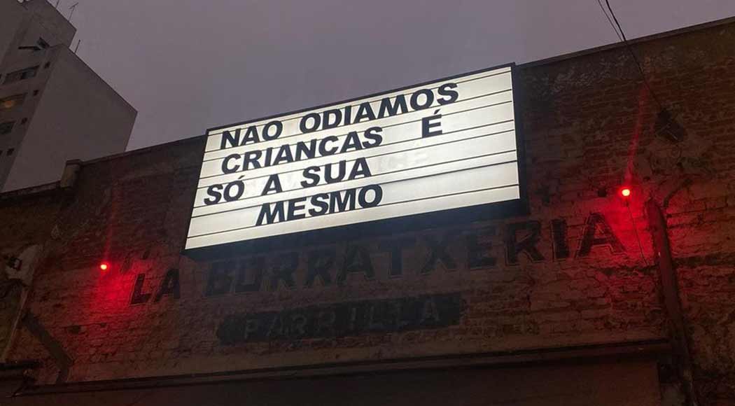 Bar de SP cria polêmica com letreiro: "Não odiamos crianças, é a só a sua mesmo" (Foto: @borratxeria/Instagram)