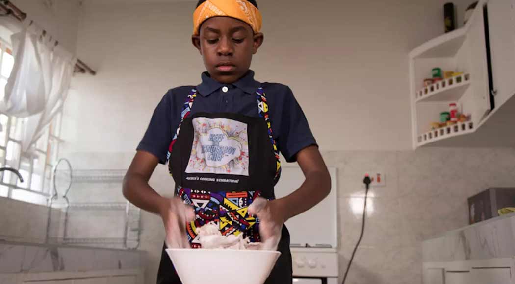 Garoto de 13 anos vence preconceito para se tornar chef no Quênia (Foto: Reprodução/Euronews)