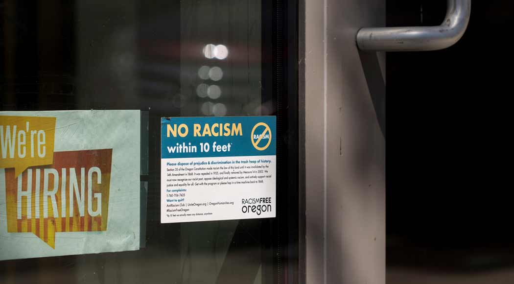 Relembre casos de racismo e discriminação em bares e restaurantes (Foto: iStock)