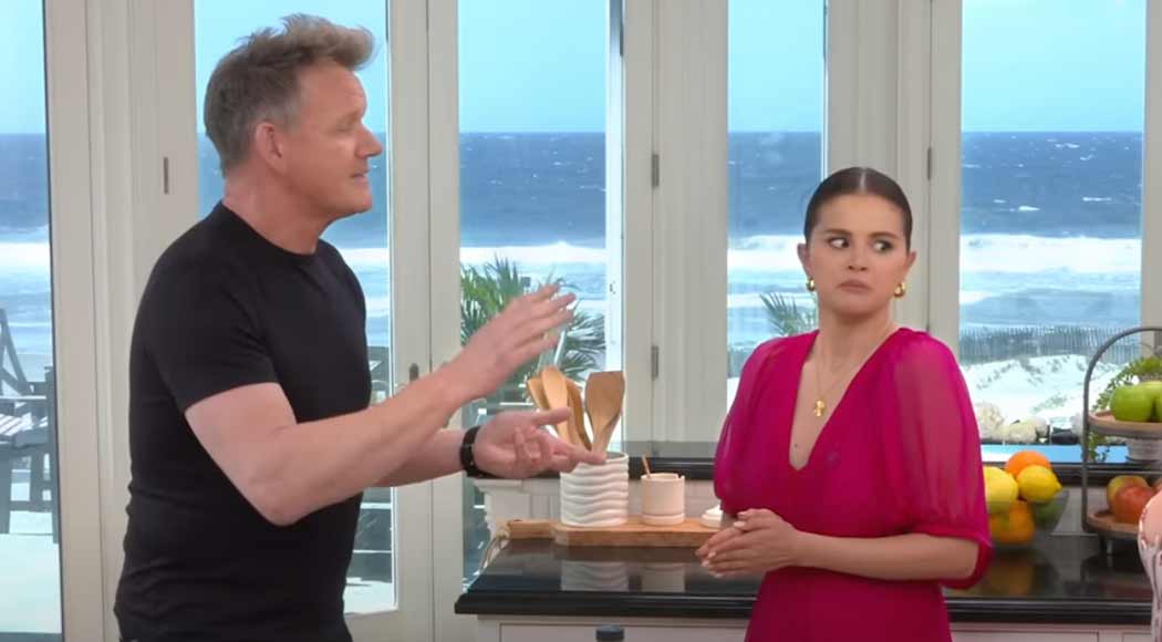 Gordon Ramsay deixa Selena Gomez apavorada em programa de culinária (Foto: HBO Max)