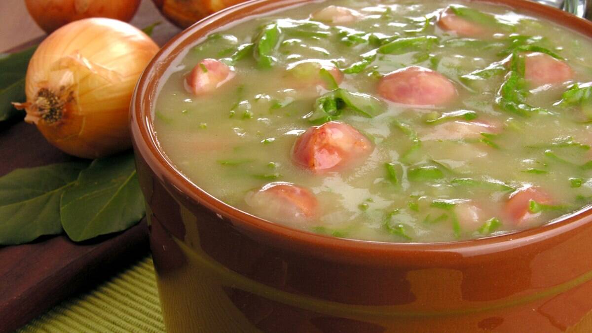 Caldo verde é uma sopa tradicional da culinária portuguesa (Crédito: Divulgação)