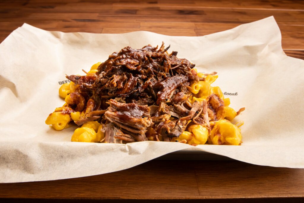 Brisket Mac Stack, do Dickey’s Barbecue Pit. (Crédito: Divulgação)