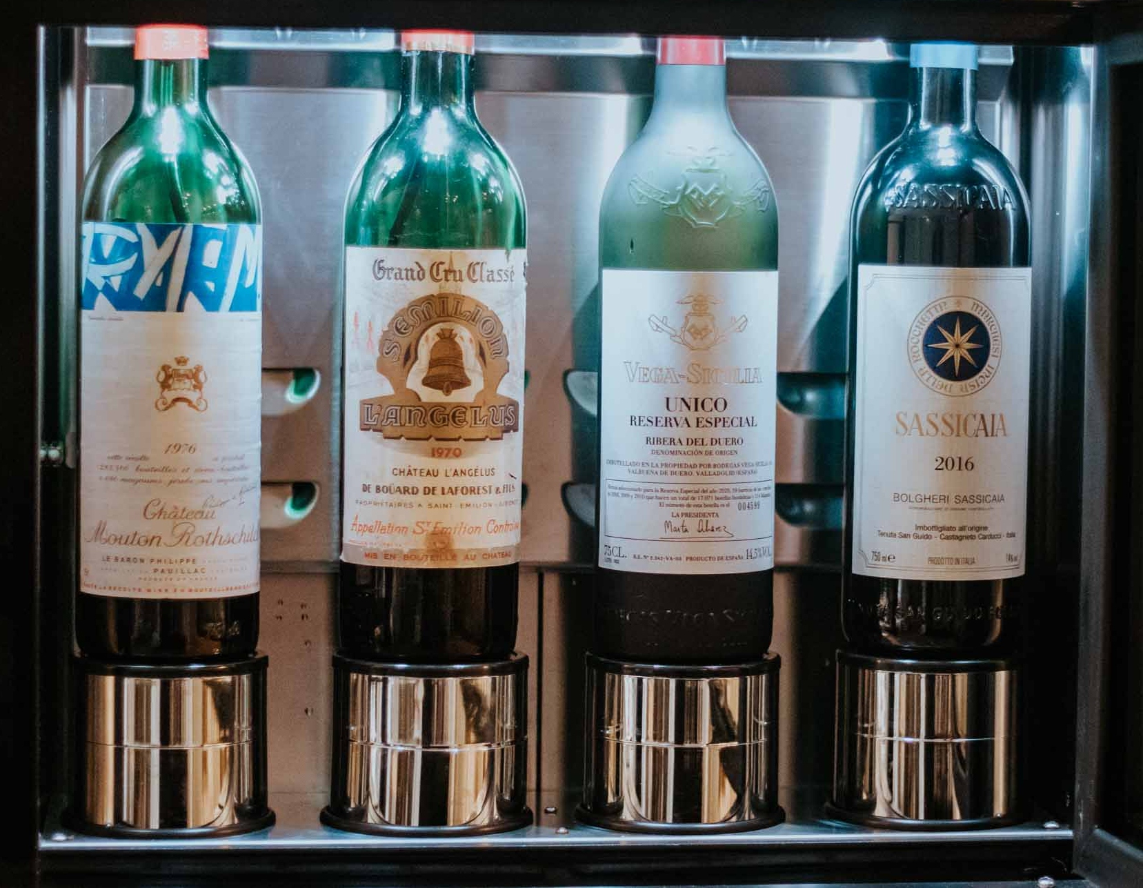 Vinhos luxuosos ocupam as enomatics do Mont Cristo Wine Bar (Crédito: Divulgação)
