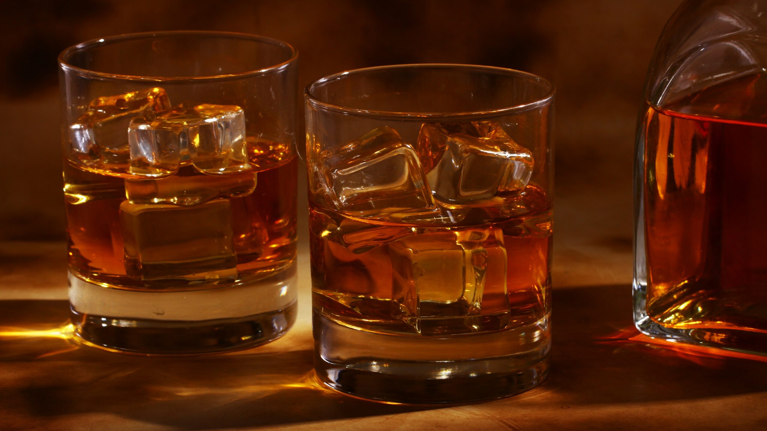 Conheça as diferentes origens e características do whisky (Crédito: Freepik)
