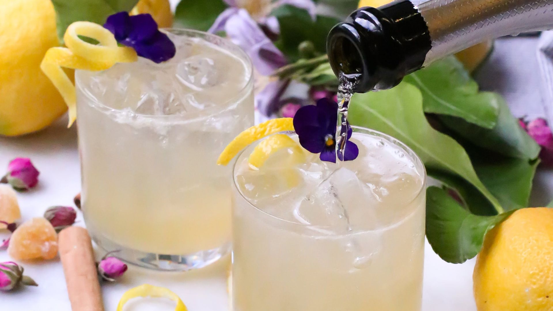 Drinks com flores prometem inovação na coquetelaria durante a primavera