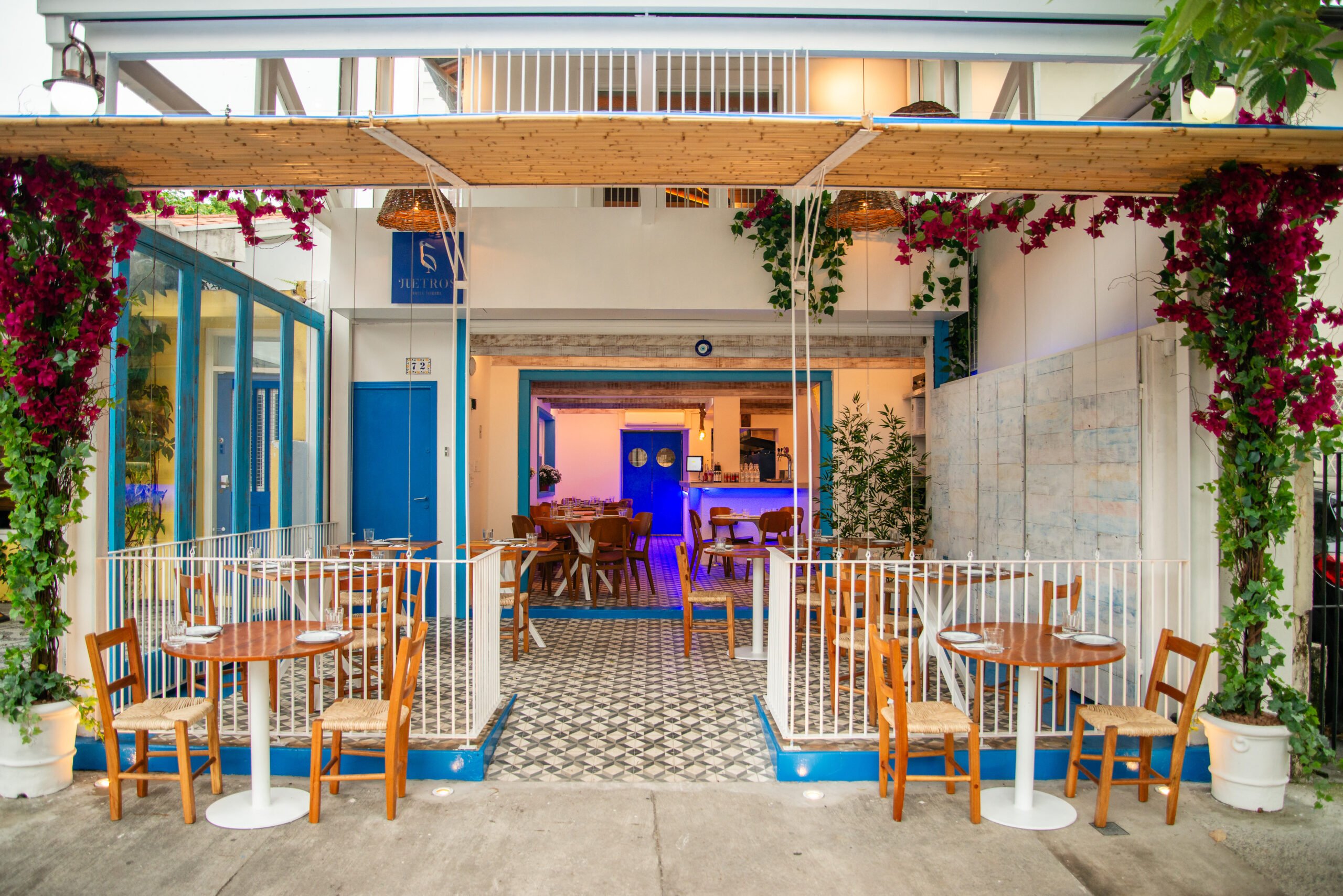 Clássico restaurante grego, Petros Greek Taverna, aposta no forno a lenha em nova unidade/Créditos: Gustavo Pitta