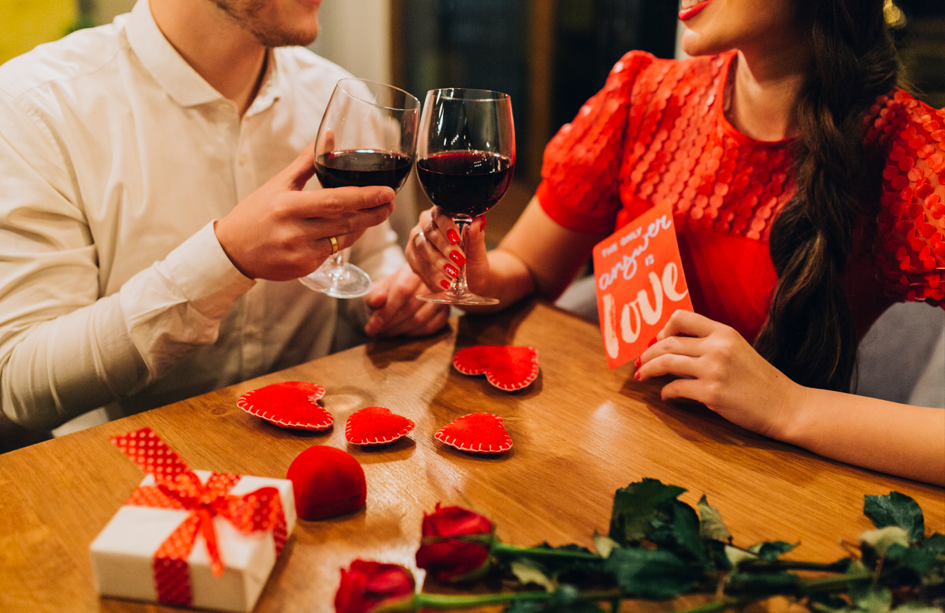 Confira dicas de vinhos apaixonantes para celebrar o Valentines Day/Créditos: Freepick