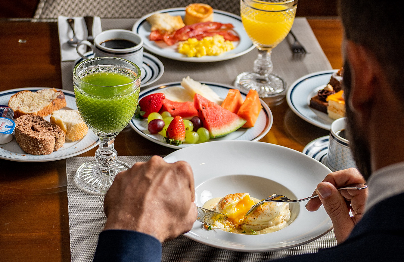 Café da manhã com ovos beneditinos no Sofistic Hotel/Créditos: Divulgação